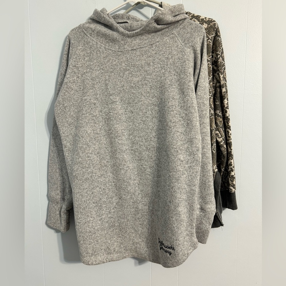 Women’s size extra large  2‎ hoodie sweatshirt bundle. Preowned condition.